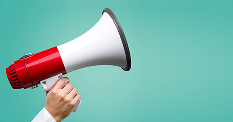 人群面前的麦克风